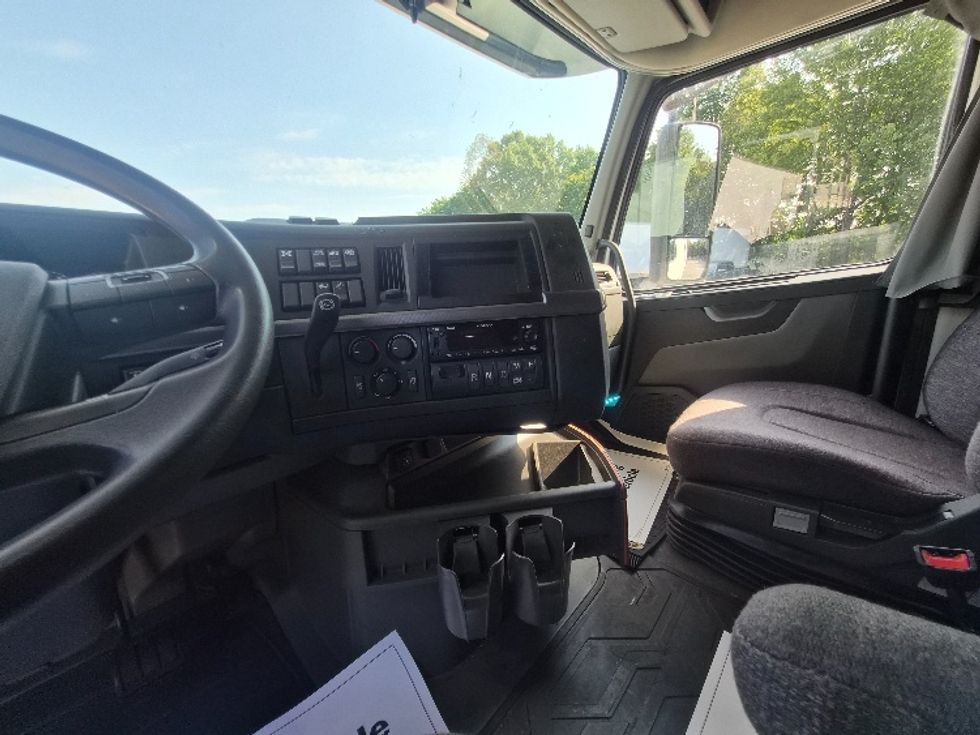 Sleeper Tractor-Heavy Duty Tractors-Volvo-2023-VNL64760-Greensboro-NC-538,753\n\t\tmiles-$ 87,500 - Image 12