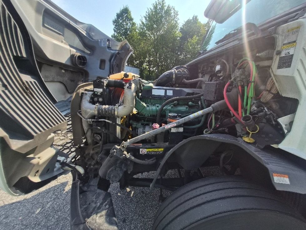 Sleeper Tractor-Heavy Duty Tractors-Volvo-2023-VNL64760-Greensboro-NC-538,753\n\t\tmiles-$ 87,500 - Image 21