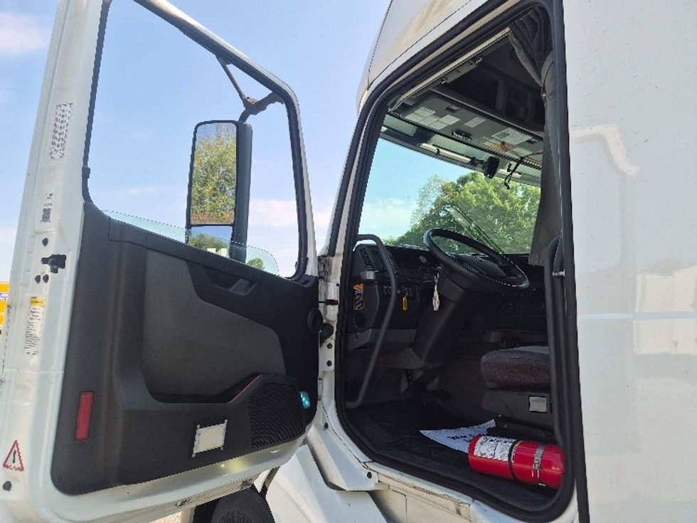 Sleeper Tractor-Heavy Duty Tractors-Volvo-2023-VNL64760-Greensboro-NC-538,753\n\t\tmiles-$ 87,500 - Image 9