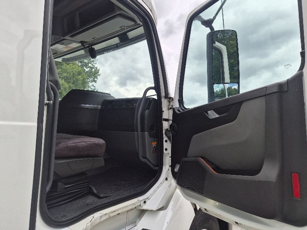 Sleeper Tractor-Heavy Duty Tractors-Volvo-2023-VNL64760-Greensboro-NC-548,136\n\t\tmiles-$ 83,750 - Image 12