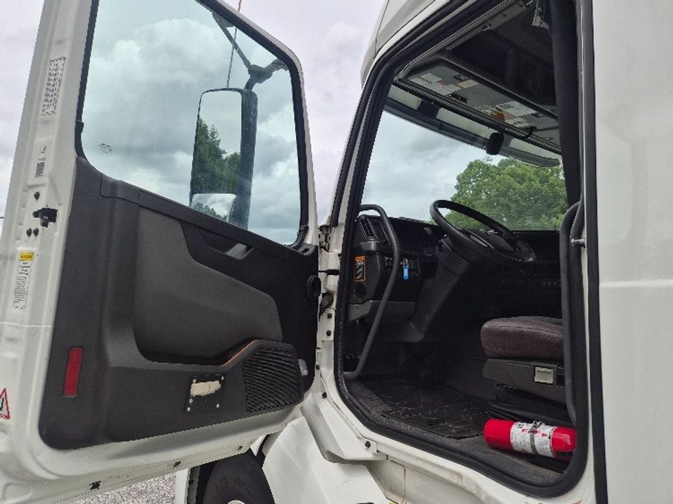 Sleeper Tractor-Heavy Duty Tractors-Volvo-2023-VNL64760-Greensboro-NC-548,136\n\t\tmiles-$ 83,750 - Image 8