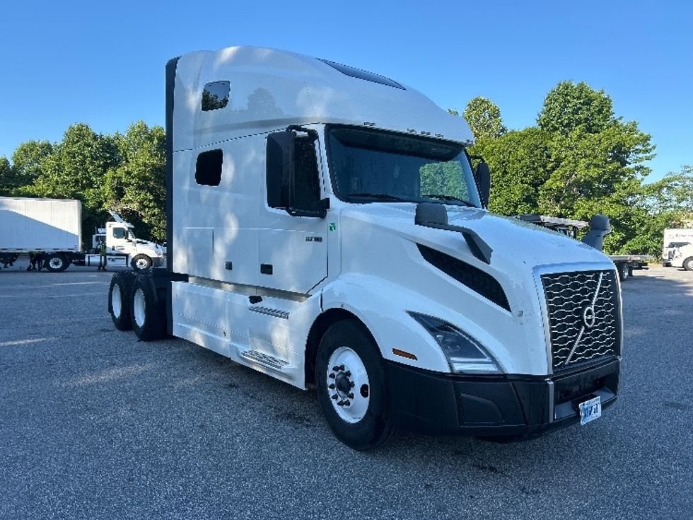 Sleeper Tractor-Heavy Duty Tractors-Volvo-2023-VNL64760-Greensboro-NC-558,318\n\t\tmiles-$ 77,250 - Image 1