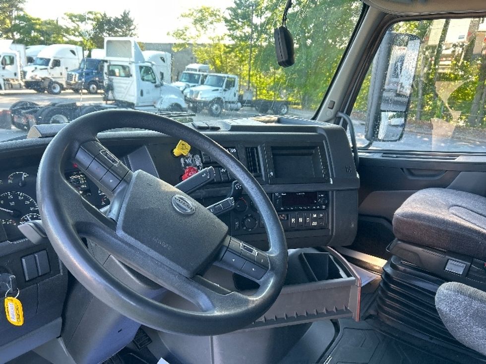 Sleeper Tractor-Heavy Duty Tractors-Volvo-2023-VNL64760-Greensboro-NC-558,318\n\t\tmiles-$ 77,250 - Image 10