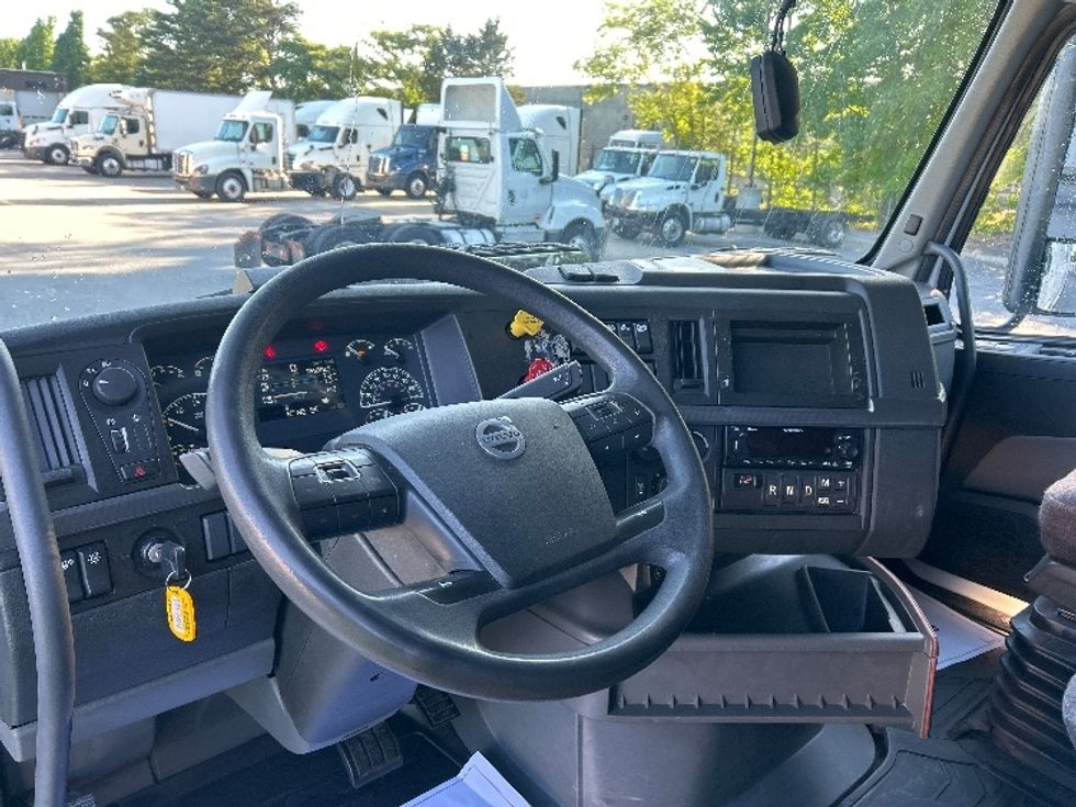 Sleeper Tractor-Heavy Duty Tractors-Volvo-2023-VNL64760-Greensboro-NC-558,318\n\t\tmiles-$ 77,250 - Image 11