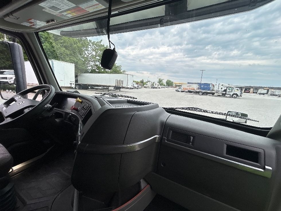 Sleeper Tractor-Heavy Duty Tractors-Volvo-2023-VNL64760-Greensboro-NC-558,318\n\t\tmiles-$ 77,250 - Image 14