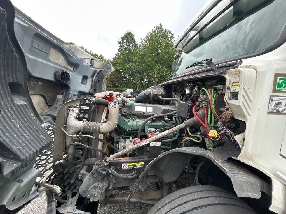 Sleeper Tractor-Heavy Duty Tractors-Volvo-2023-VNL64760-Greensboro-NC-558,318\n\t\tmiles-$ 77,250 - Image 17