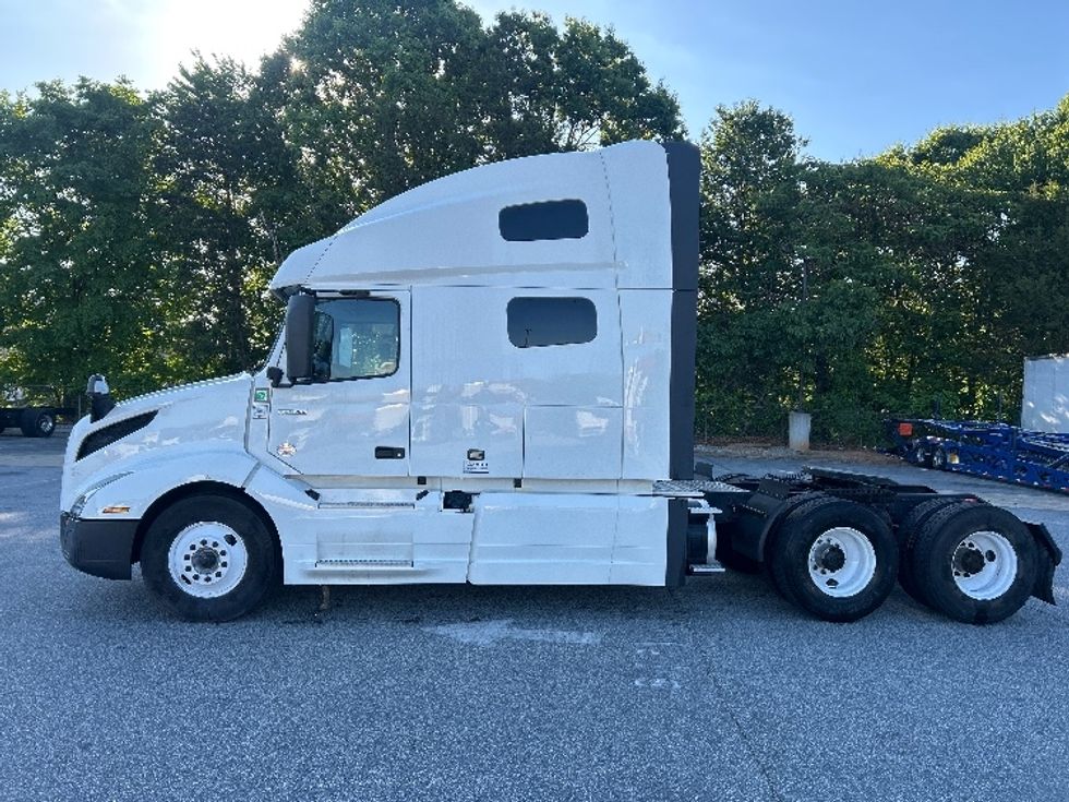 Sleeper Tractor-Heavy Duty Tractors-Volvo-2023-VNL64760-Greensboro-NC-558,318\n\t\tmiles-$ 77,250 - Image 4