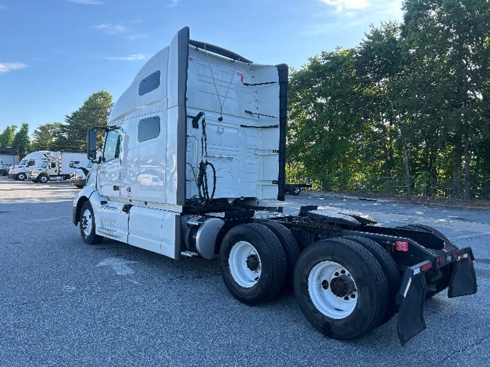 Sleeper Tractor-Heavy Duty Tractors-Volvo-2023-VNL64760-Greensboro-NC-558,318\n\t\tmiles-$ 77,250 - Image 5