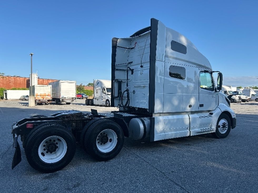 Sleeper Tractor-Heavy Duty Tractors-Volvo-2023-VNL64760-Greensboro-NC-558,318\n\t\tmiles-$ 77,250 - Image 7