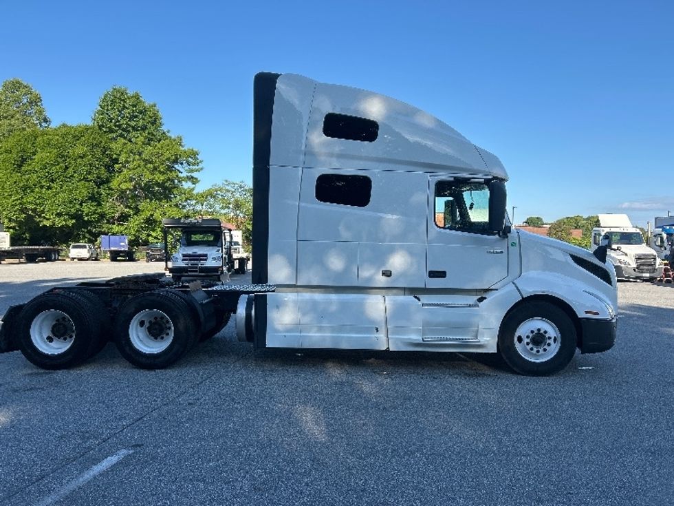 Sleeper Tractor-Heavy Duty Tractors-Volvo-2023-VNL64760-Greensboro-NC-558,318\n\t\tmiles-$ 77,250 - Image 8
