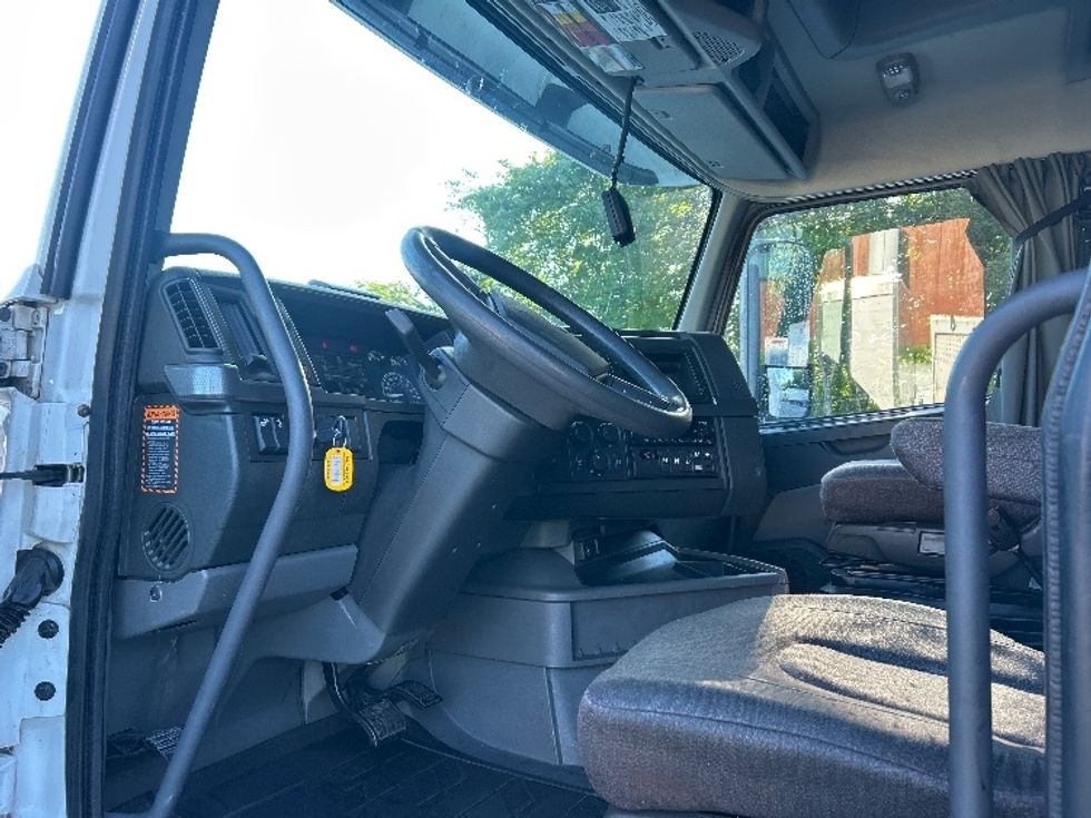 Sleeper Tractor-Heavy Duty Tractors-Volvo-2023-VNL64760-Greensboro-NC-558,318\n\t\tmiles-$ 77,250 - Image 9