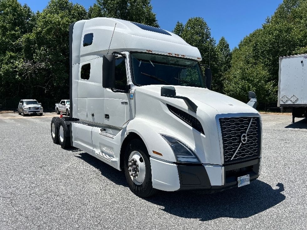 Sleeper Tractor-Heavy Duty Tractors-Volvo-2023-VNL64760-Greensboro-NC-573,094\n\t\tmiles-$ 76,750 - Image 1