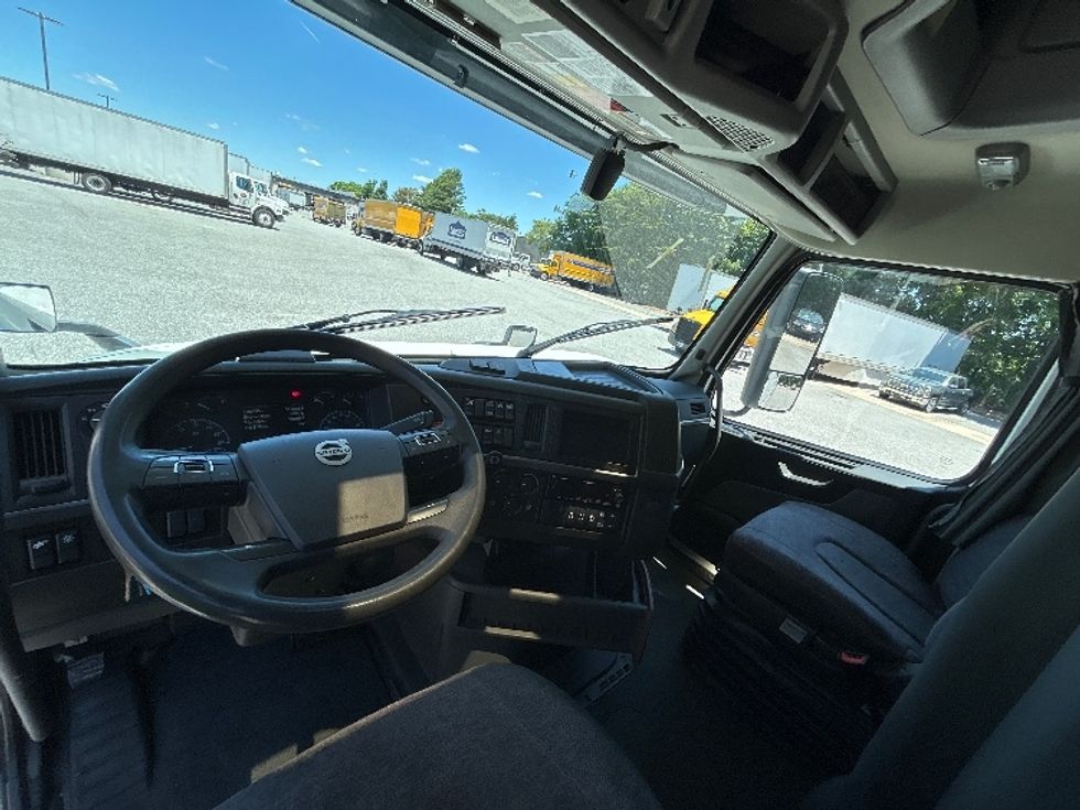 Sleeper Tractor-Heavy Duty Tractors-Volvo-2023-VNL64760-Greensboro-NC-573,094\n\t\tmiles-$ 76,750 - Image 12