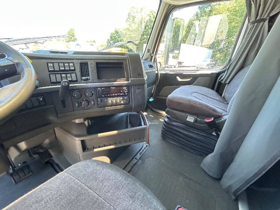 Sleeper Tractor-Heavy Duty Tractors-Volvo-2023-VNL64760-Greensboro-NC-573,094\n\t\tmiles-$ 76,750 - Image 13