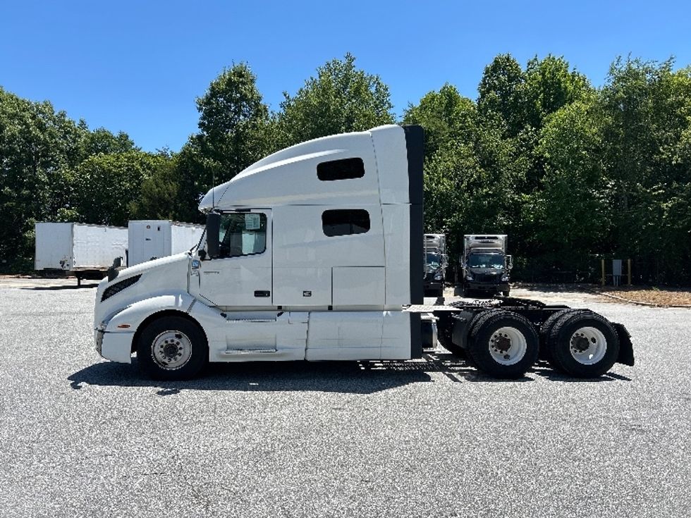 Sleeper Tractor-Heavy Duty Tractors-Volvo-2023-VNL64760-Greensboro-NC-573,094\n\t\tmiles-$ 76,750 - Image 4
