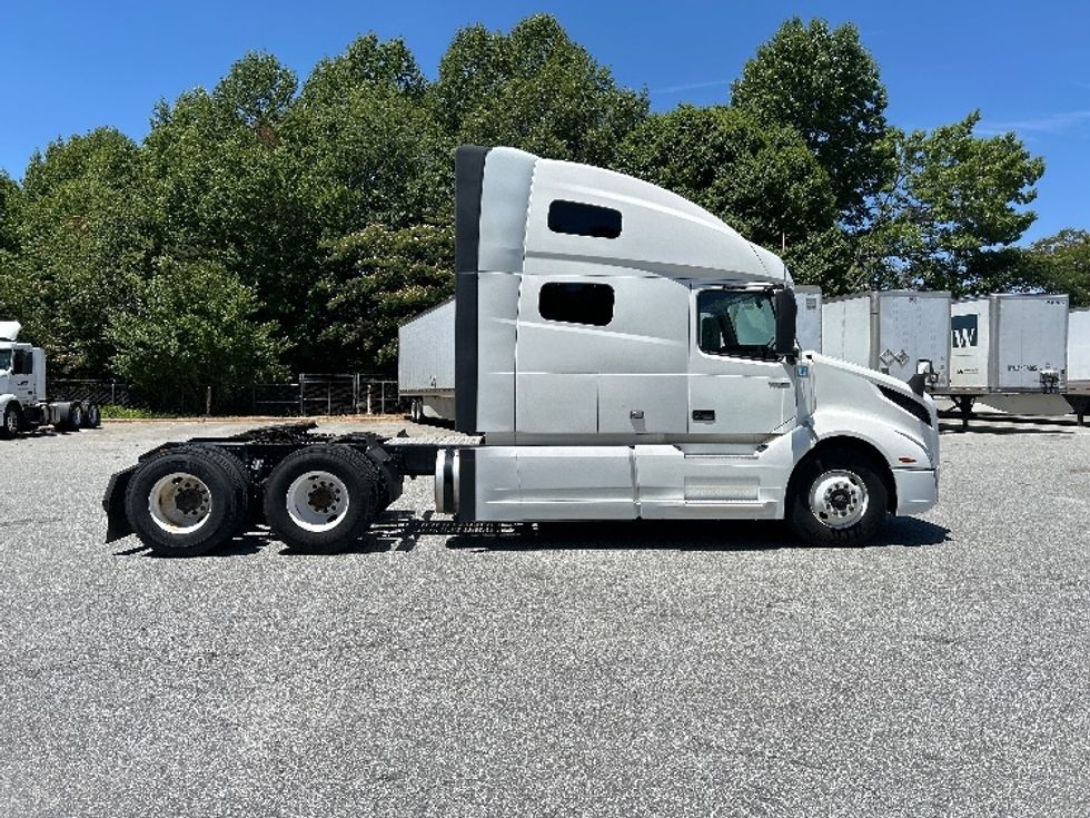 Sleeper Tractor-Heavy Duty Tractors-Volvo-2023-VNL64760-Greensboro-NC-573,094\n\t\tmiles-$ 76,750 - Image 8