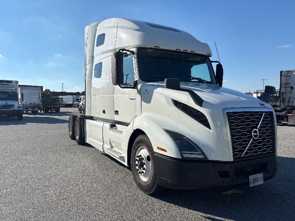 Sleeper Tractor-Heavy Duty Tractors-Volvo-2023-VNL64760-Greensboro-NC-581,181\n\t\tmiles-$ 83,250 - Image 1