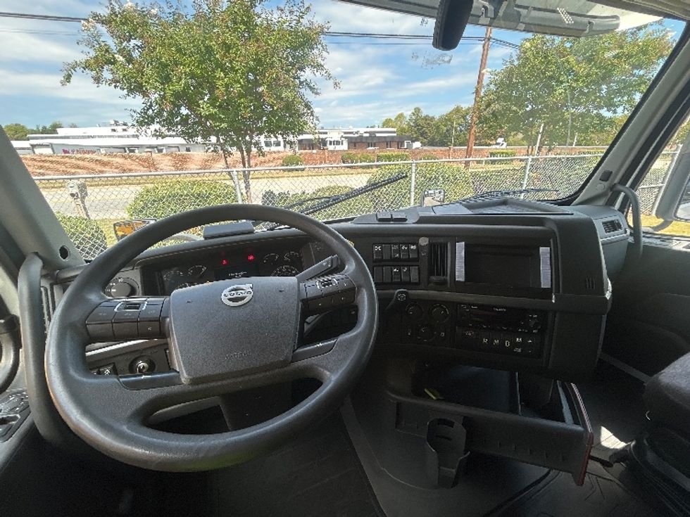 Sleeper Tractor-Heavy Duty Tractors-Volvo-2023-VNL64760-Greensboro-NC-581,181\n\t\tmiles-$ 83,250 - Image 11