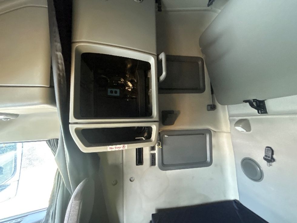 Sleeper Tractor-Heavy Duty Tractors-Volvo-2023-VNL64760-Greensboro-NC-581,181\n\t\tmiles-$ 83,250 - Image 18