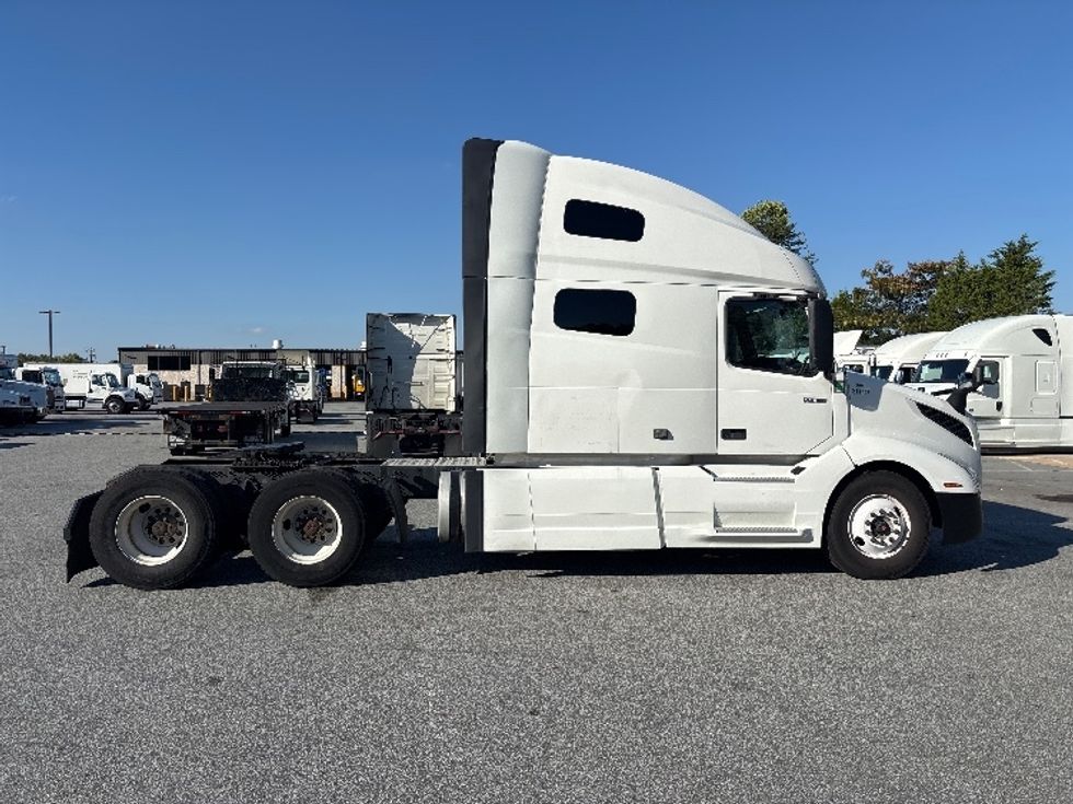 Sleeper Tractor-Heavy Duty Tractors-Volvo-2023-VNL64760-Greensboro-NC-581,181\n\t\tmiles-$ 83,250 - Image 8