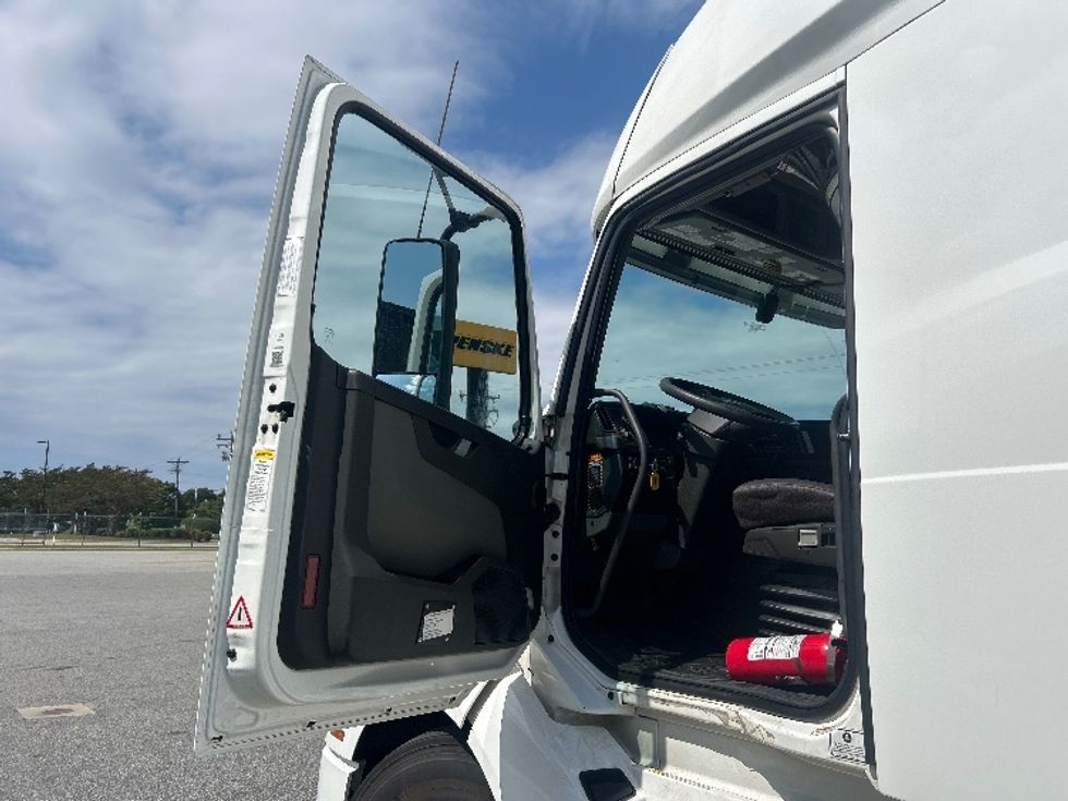 Sleeper Tractor-Heavy Duty Tractors-Volvo-2023-VNL64760-Greensboro-NC-581,181\n\t\tmiles-$ 83,250 - Image 9