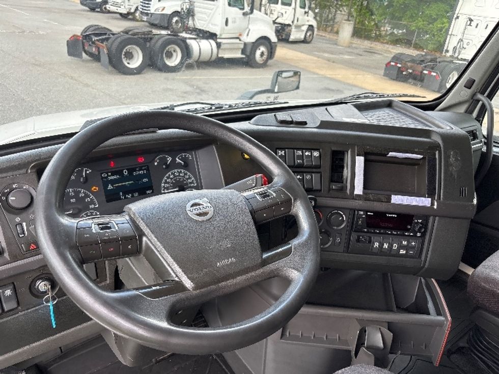 Sleeper Tractor-Heavy Duty Tractors-Volvo-2023-VNL64760-Greensboro-NC-617,415\n\t\tmiles-$ 75,250 - Image 10