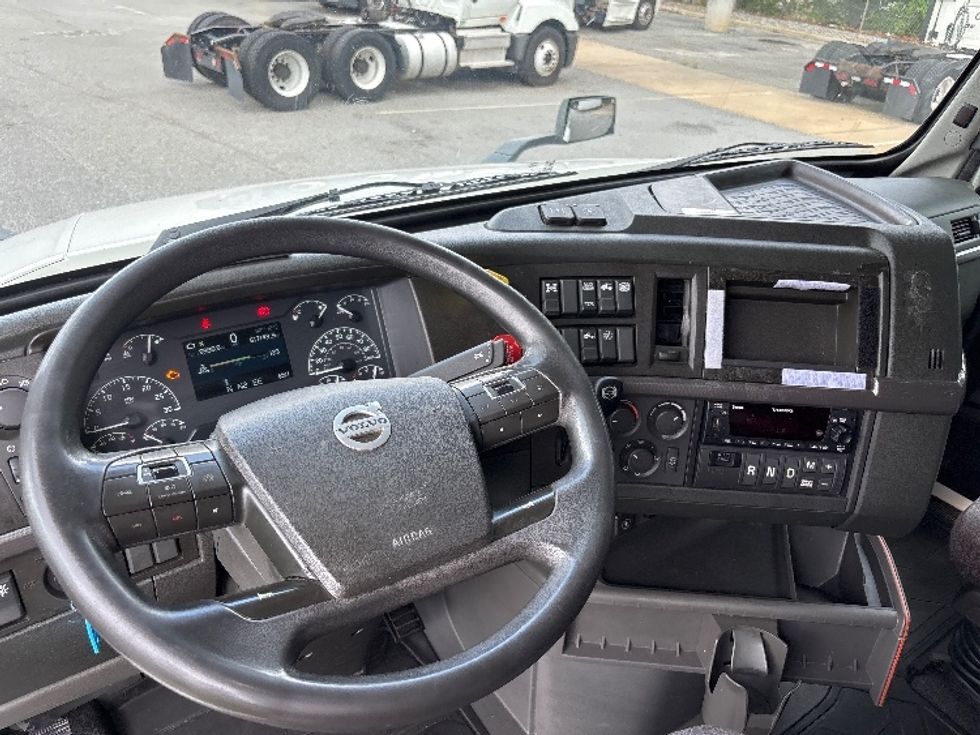 Sleeper Tractor-Heavy Duty Tractors-Volvo-2023-VNL64760-Greensboro-NC-617,415\n\t\tmiles-$ 75,250 - Image 11