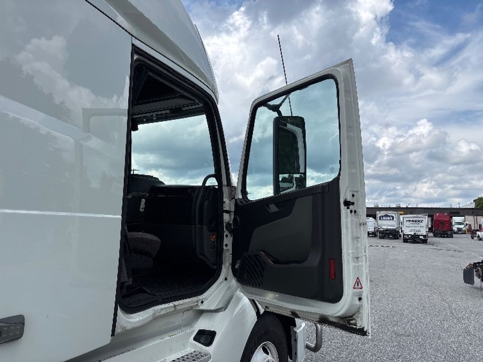 Sleeper Tractor-Heavy Duty Tractors-Volvo-2023-VNL64760-Greensboro-NC-617,415\n\t\tmiles-$ 75,250 - Image 13