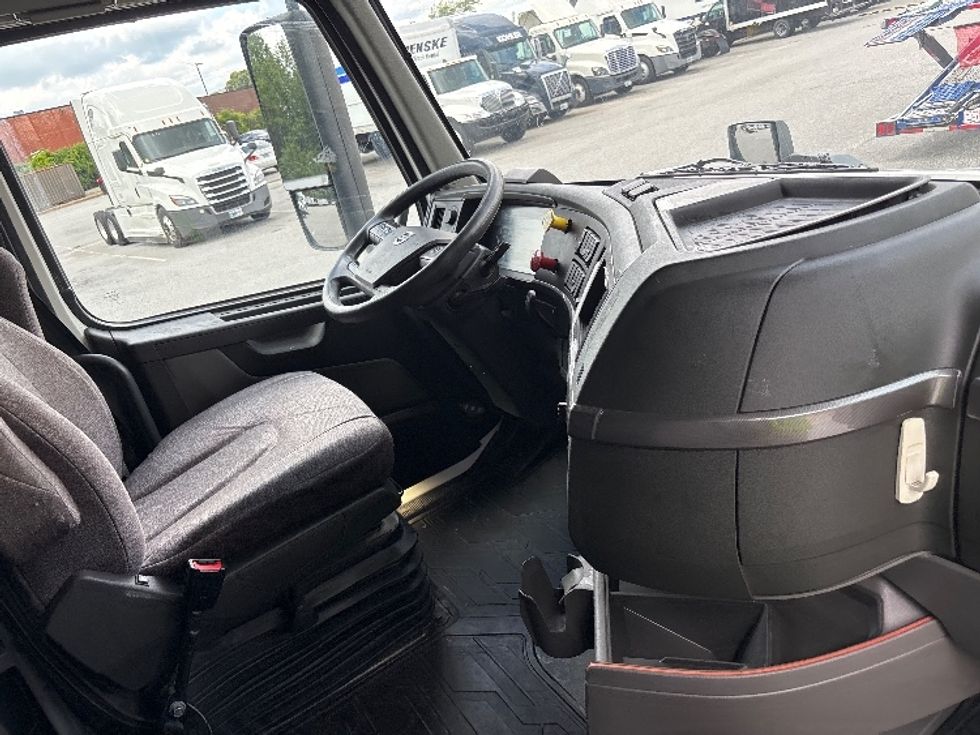 Sleeper Tractor-Heavy Duty Tractors-Volvo-2023-VNL64760-Greensboro-NC-617,415\n\t\tmiles-$ 75,250 - Image 15