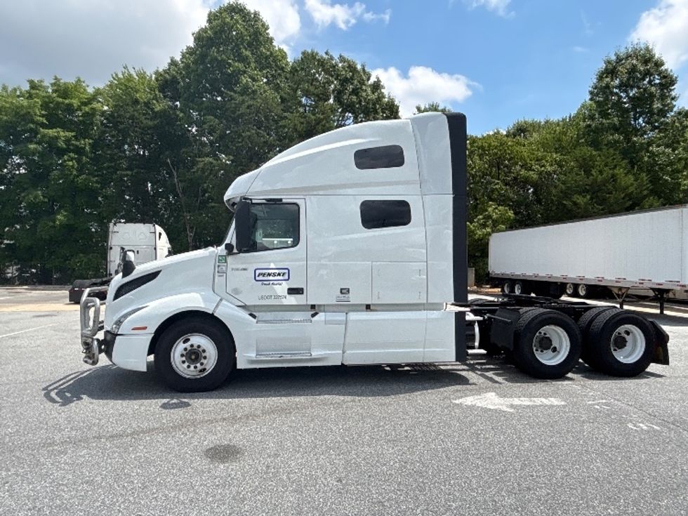 Sleeper Tractor-Heavy Duty Tractors-Volvo-2023-VNL64760-Greensboro-NC-617,415\n\t\tmiles-$ 75,250 - Image 4