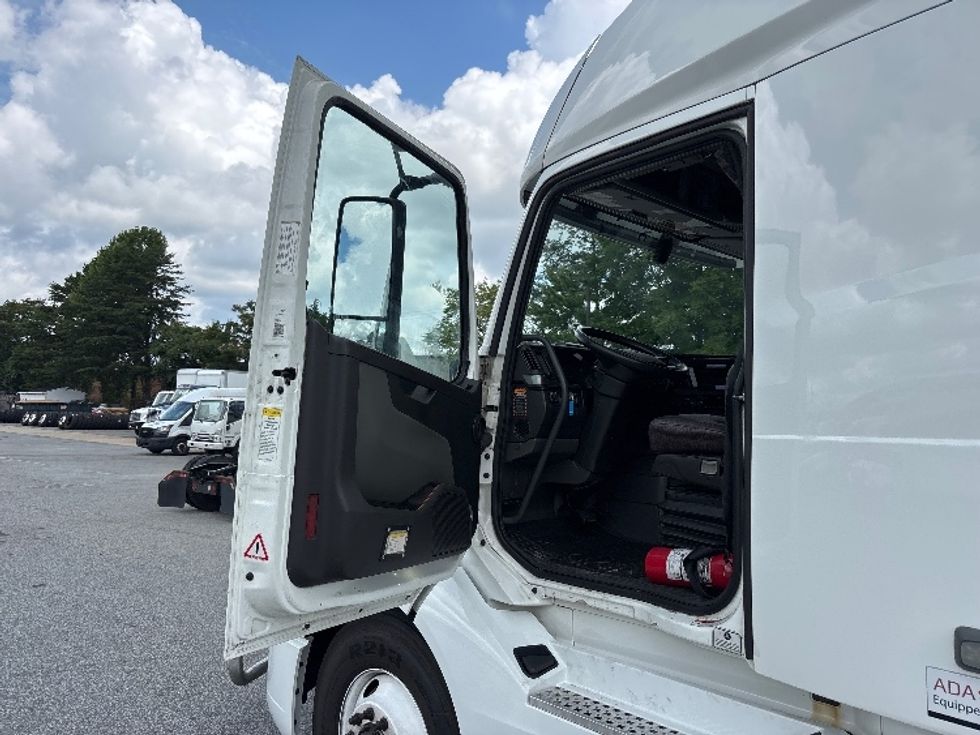 Sleeper Tractor-Heavy Duty Tractors-Volvo-2023-VNL64760-Greensboro-NC-617,415\n\t\tmiles-$ 75,250 - Image 9