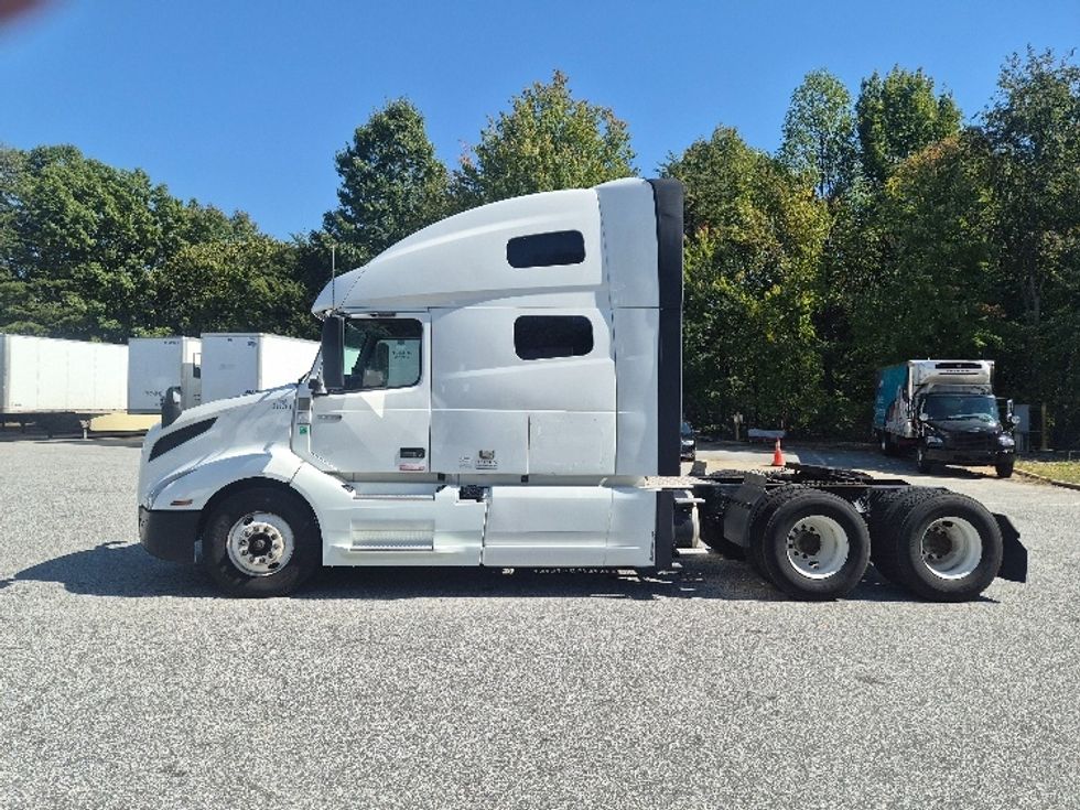 Sleeper Tractor-Heavy Duty Tractors-Volvo-2023-VNL64760-Greensboro-NC-769,481\n\t\tmiles-$ 66,250 - Image 4