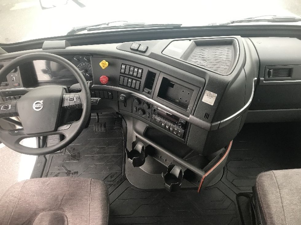 Sleeper Tractor-Heavy Duty Tractors-Volvo-2023-VNL64760-Hagerstown-MD-698,405\n\t\tmiles-$ 59,500 - Image 12