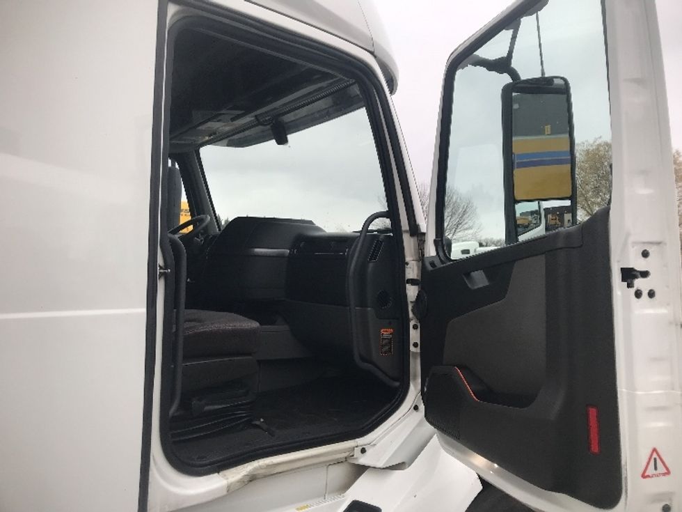 Sleeper Tractor-Heavy Duty Tractors-Volvo-2023-VNL64760-Hagerstown-MD-698,405\n\t\tmiles-$ 59,500 - Image 13