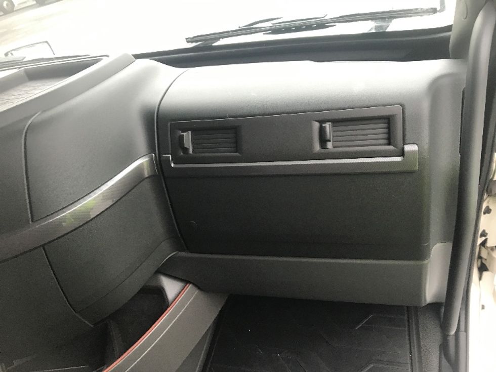 Sleeper Tractor-Heavy Duty Tractors-Volvo-2023-VNL64760-Hagerstown-MD-698,405\n\t\tmiles-$ 59,500 - Image 14