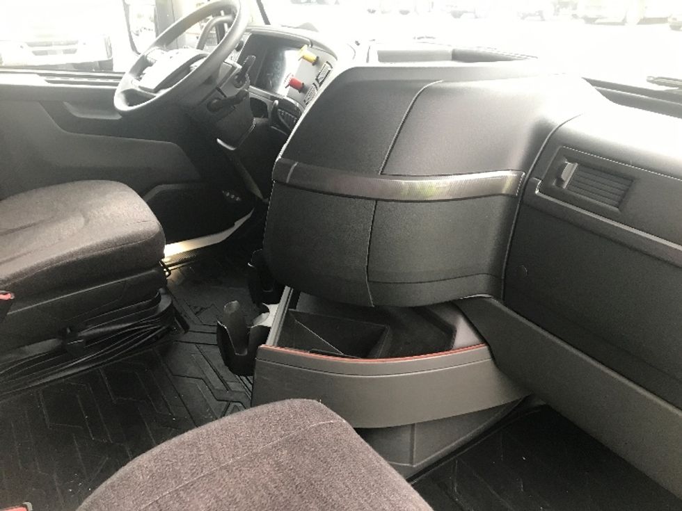 Sleeper Tractor-Heavy Duty Tractors-Volvo-2023-VNL64760-Hagerstown-MD-698,405\n\t\tmiles-$ 59,500 - Image 15