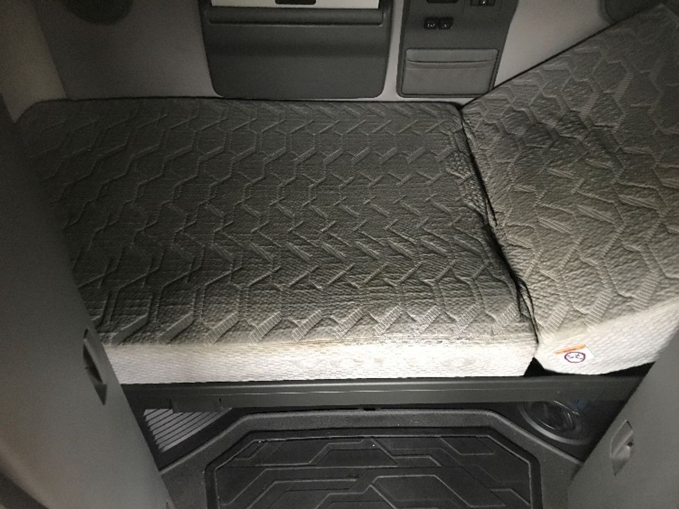 Sleeper Tractor-Heavy Duty Tractors-Volvo-2023-VNL64760-Hagerstown-MD-698,405\n\t\tmiles-$ 59,500 - Image 16