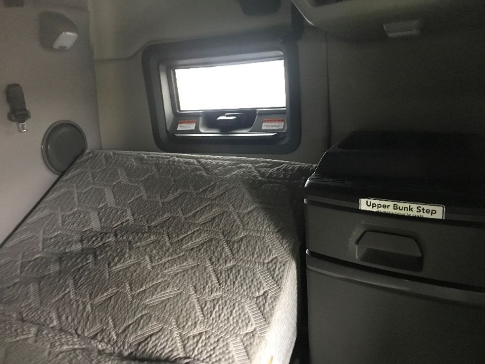 Sleeper Tractor-Heavy Duty Tractors-Volvo-2023-VNL64760-Hagerstown-MD-698,405\n\t\tmiles-$ 59,500 - Image 17