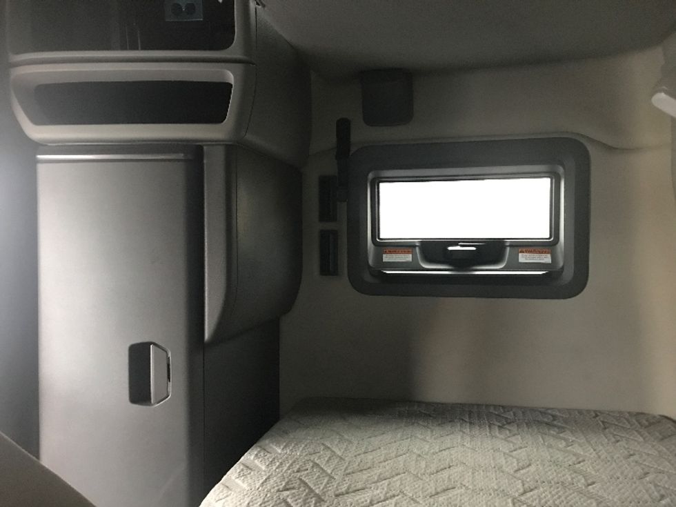 Sleeper Tractor-Heavy Duty Tractors-Volvo-2023-VNL64760-Hagerstown-MD-698,405\n\t\tmiles-$ 59,500 - Image 18