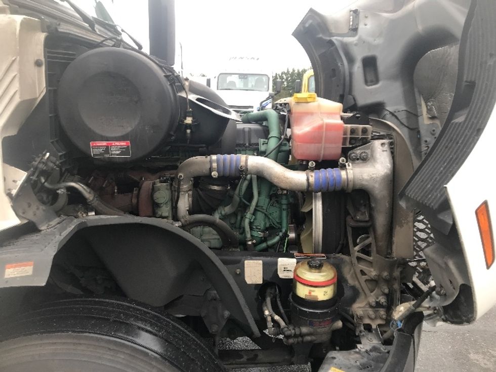 Sleeper Tractor-Heavy Duty Tractors-Volvo-2023-VNL64760-Hagerstown-MD-698,405\n\t\tmiles-$ 59,500 - Image 19