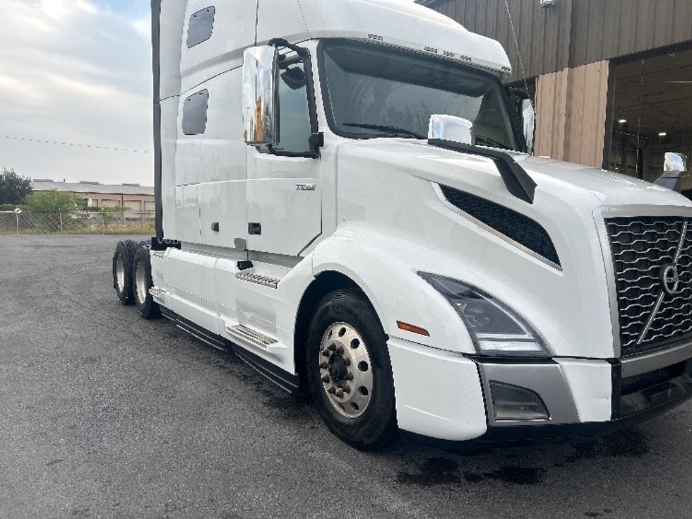 Sleeper Tractor-Heavy Duty Tractors-Volvo-2023-VNL64760-Harlingen-TX-457,314\n\t\tmiles-$ 86,250 - Image 1