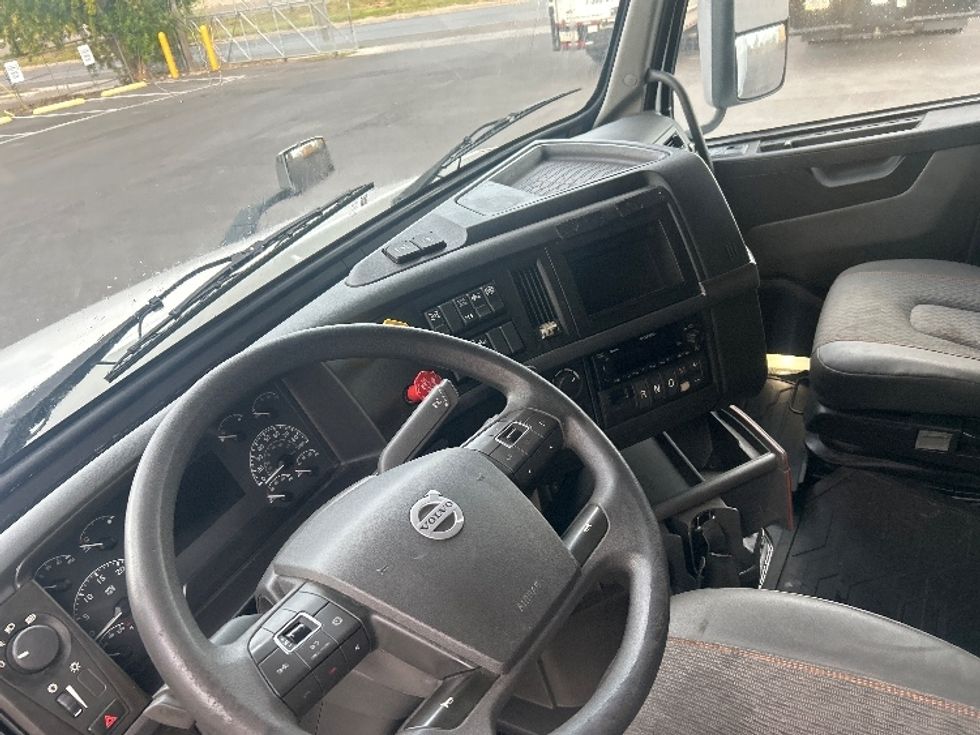 Sleeper Tractor-Heavy Duty Tractors-Volvo-2023-VNL64760-Harlingen-TX-457,314\n\t\tmiles-$ 86,250 - Image 10