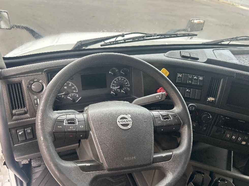 Sleeper Tractor-Heavy Duty Tractors-Volvo-2023-VNL64760-Harlingen-TX-457,314\n\t\tmiles-$ 86,250 - Image 11