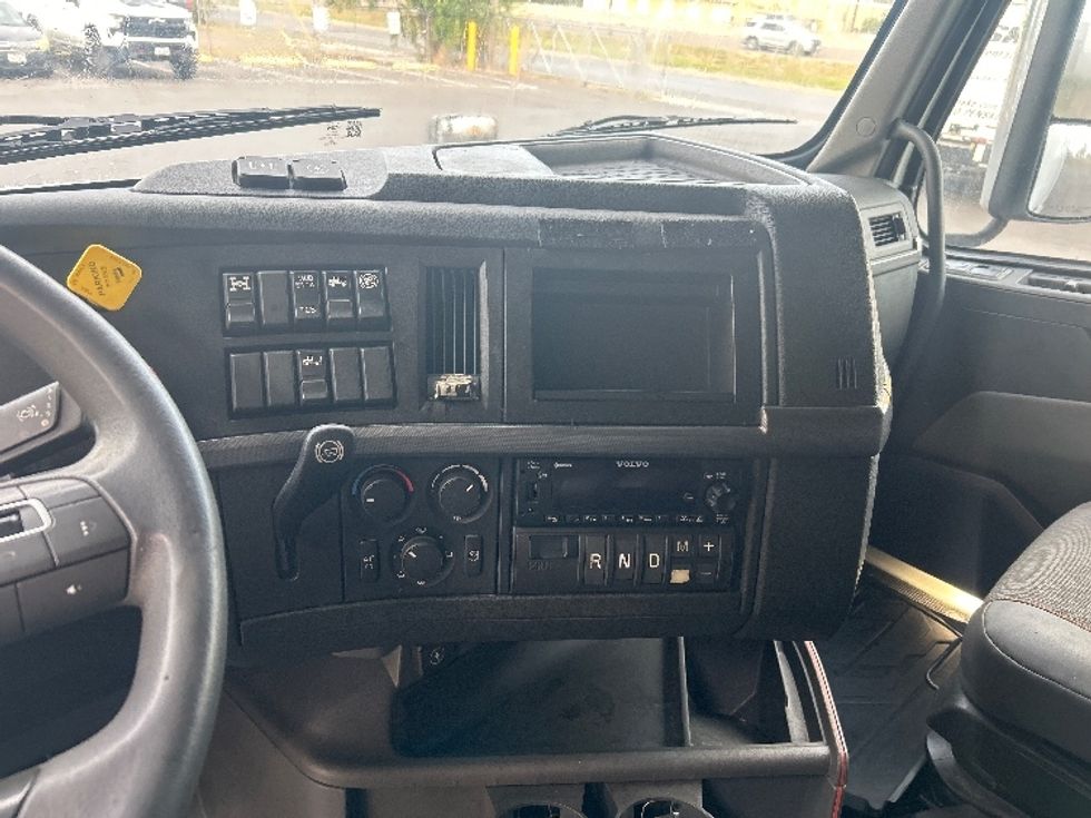 Sleeper Tractor-Heavy Duty Tractors-Volvo-2023-VNL64760-Harlingen-TX-457,314\n\t\tmiles-$ 86,250 - Image 12