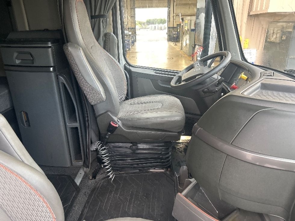 Sleeper Tractor-Heavy Duty Tractors-Volvo-2023-VNL64760-Harlingen-TX-457,314\n\t\tmiles-$ 86,250 - Image 15