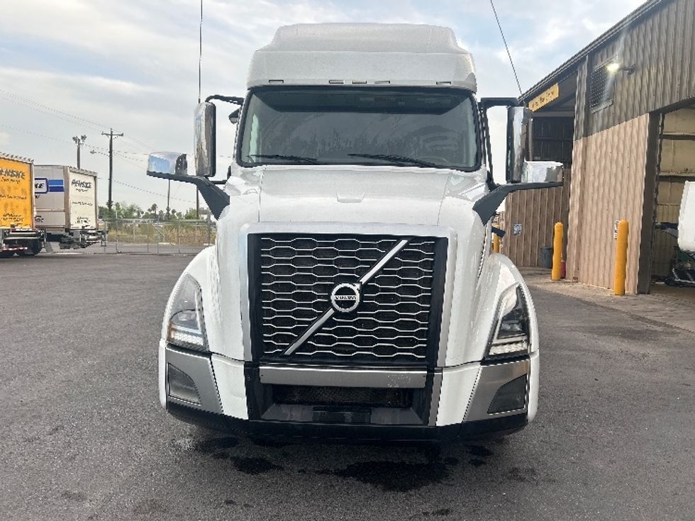 Sleeper Tractor-Heavy Duty Tractors-Volvo-2023-VNL64760-Harlingen-TX-457,314\n\t\tmiles-$ 86,250 - Image 2