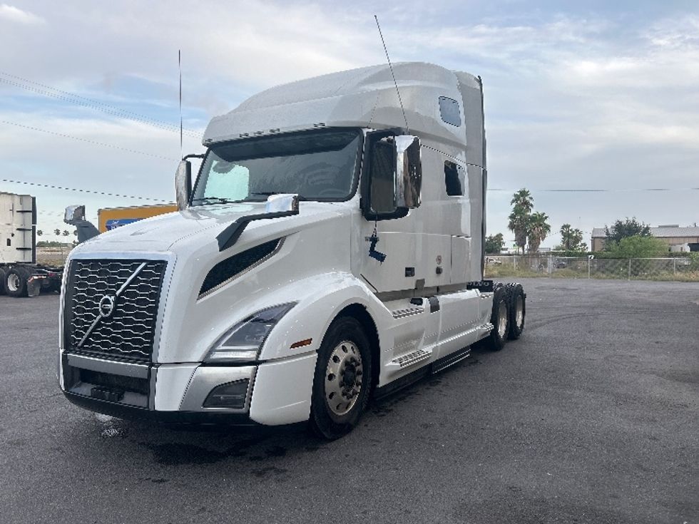 Sleeper Tractor-Heavy Duty Tractors-Volvo-2023-VNL64760-Harlingen-TX-457,314\n\t\tmiles-$ 86,250 - Image 3