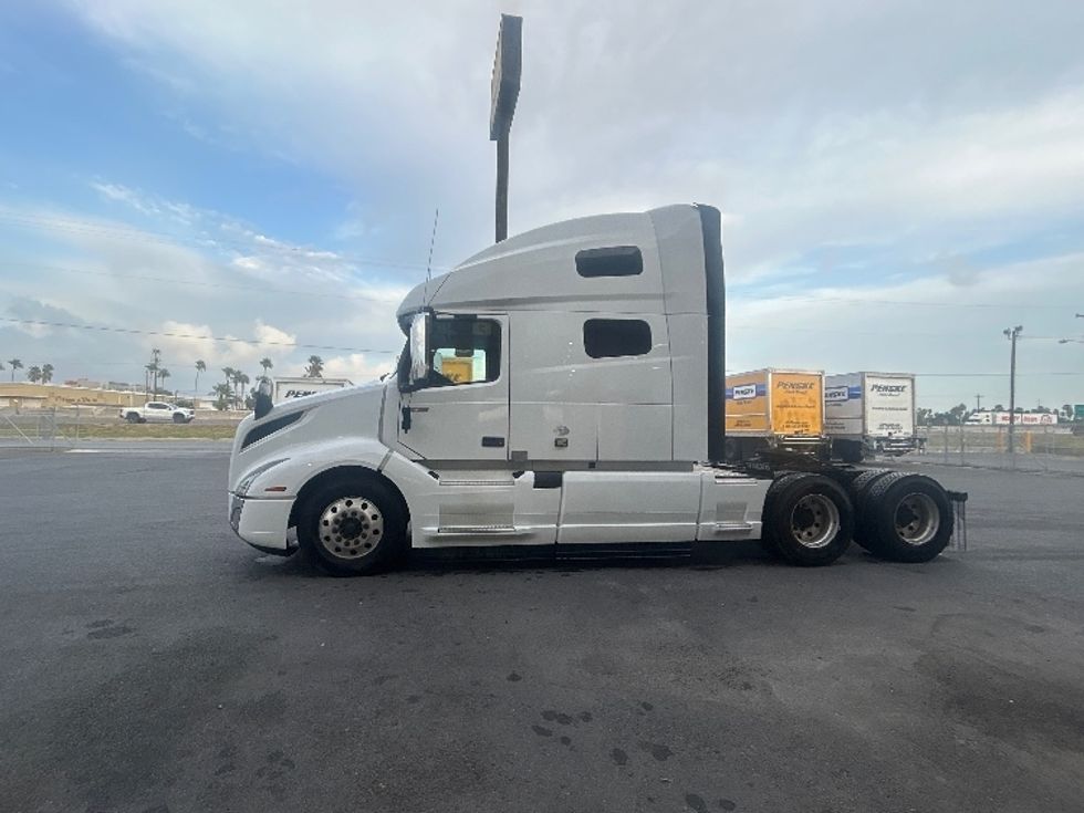 Sleeper Tractor-Heavy Duty Tractors-Volvo-2023-VNL64760-Harlingen-TX-457,314\n\t\tmiles-$ 86,250 - Image 4