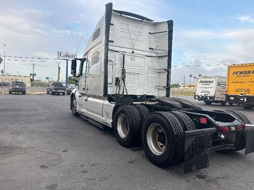 Sleeper Tractor-Heavy Duty Tractors-Volvo-2023-VNL64760-Harlingen-TX-457,314\n\t\tmiles-$ 86,250 - Image 5