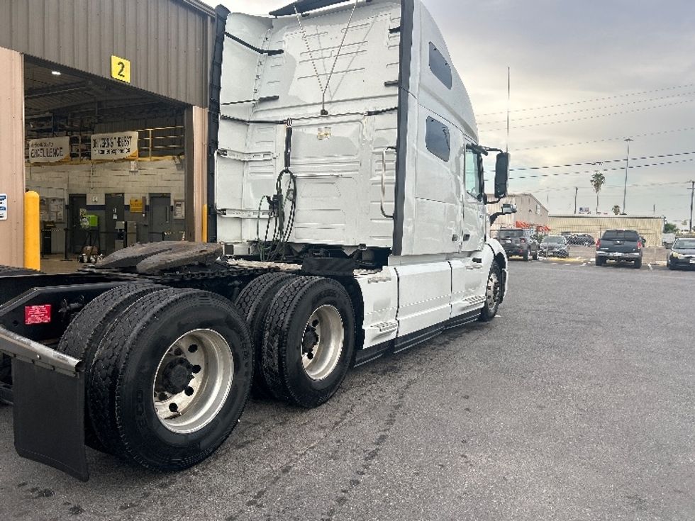 Sleeper Tractor-Heavy Duty Tractors-Volvo-2023-VNL64760-Harlingen-TX-457,314\n\t\tmiles-$ 86,250 - Image 7